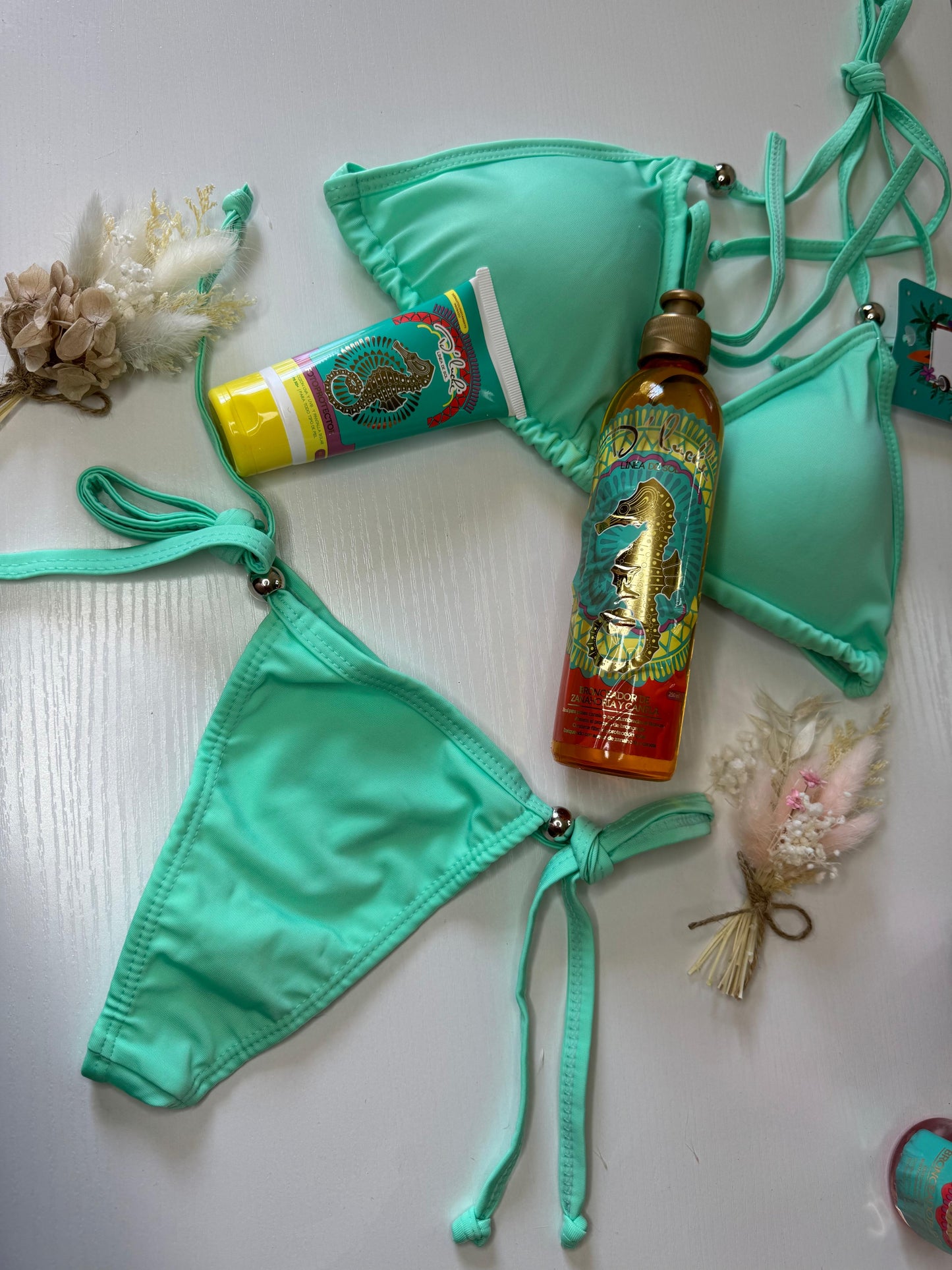 Agua marina + protector solar + bronceador